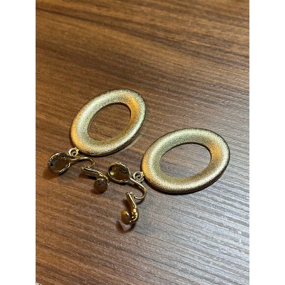 Signed Coro Vintage Gold Tone Oval Dangle Clip-On Earrings Retro Statement - Picture 3 of 5